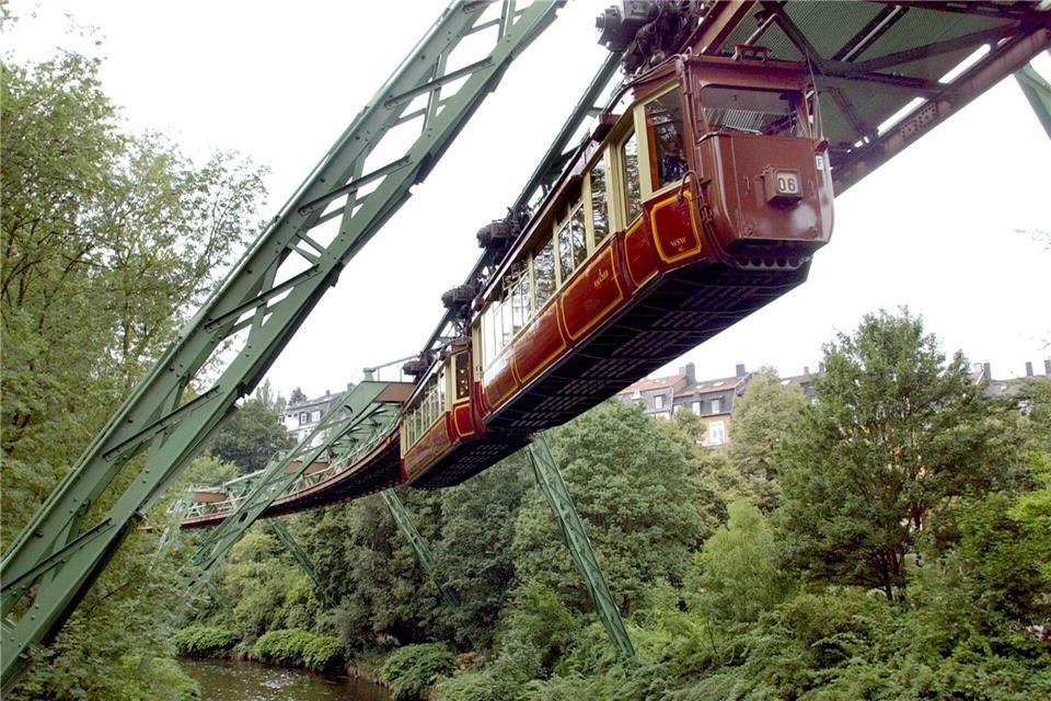 Der sogenannte Kaiserwagen der Wuppertaler Schwebebahn. Er kommt für Sonderfahrten wie Hochzeiten zum Einsatz. (Archivbild)Horst Ossinger/dpa