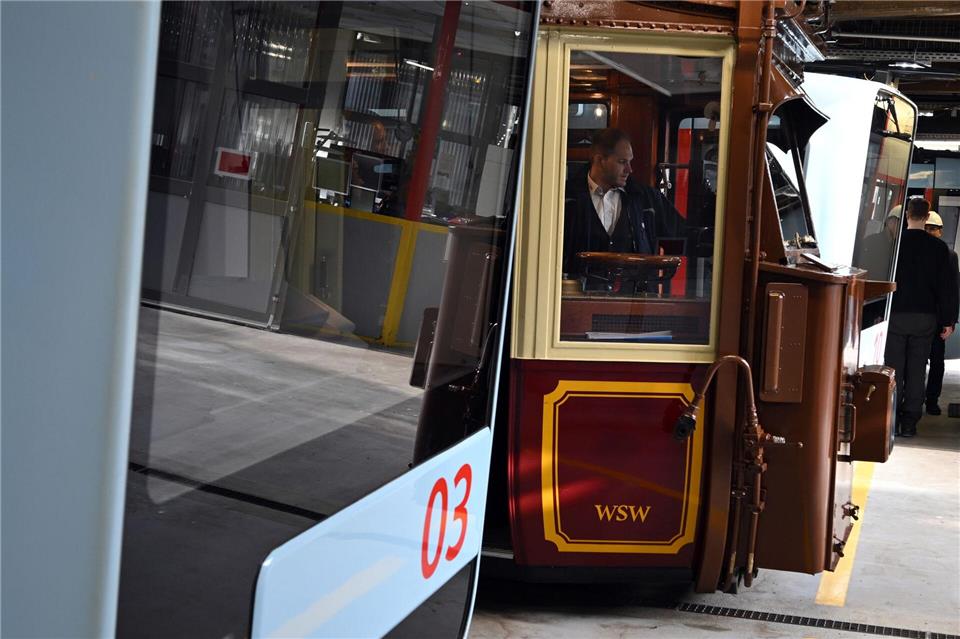Der sogenannte Kaiserwagen der Wuppertaler Schwebebahn kurz vor dem Start in der Wagenhalle. Federico Gambarini/dpa
