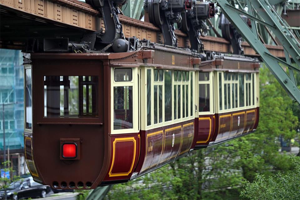 Der sogenannte Kaiserwagen der Wuppertaler Schwebebahn wird für Kaffeefahrten mit Kuchen und Hochzeiten genutzt. (Archivbild)Federico Gambarini/dpa