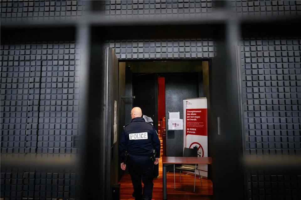 Der sogenannte Maskenmann hat vor Gericht in Frankreich bestritten, den kleinen Jonathan getötet zu haben.Loic Venance/AFP/dpa