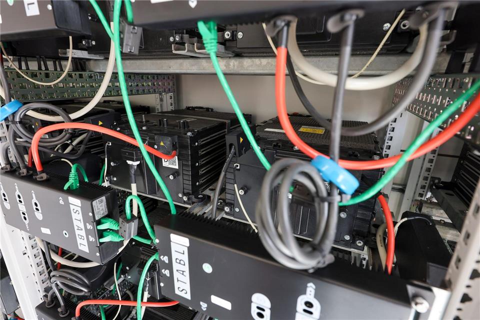 Der sogenannte Second Life Batteriespeicher besteht aus alten E-Auto-Batterien, die über die eigene Solaranlage geladen werden.Jan Woitas/dpa