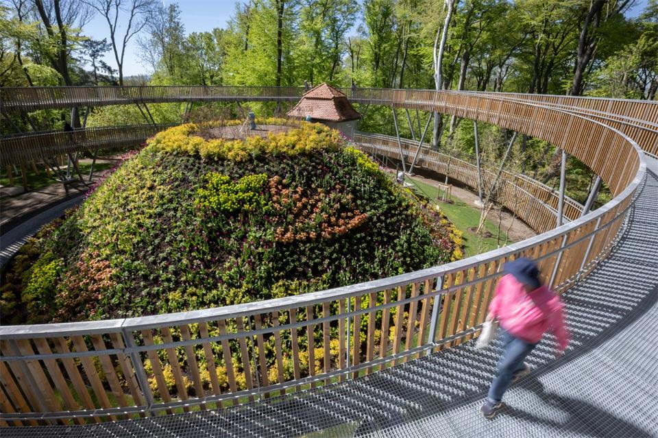 Der sogenannte Waldtempel, eine Art riesige Wendeltreppe, entstand für die Landesgartenschau in Bad Nenndorf. (Archivbild)Julian Stratenschulte/dpa