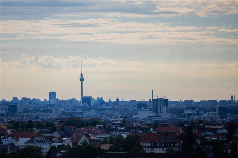 Der sogenannte Wanderungsgewinn von mehr als 27.000 Menschen in Berlin geht ausschließlich auf die hohe Wanderungsdynamik mit dem Ausland zurück. (Archivbild)Christoph Soeder/dpa