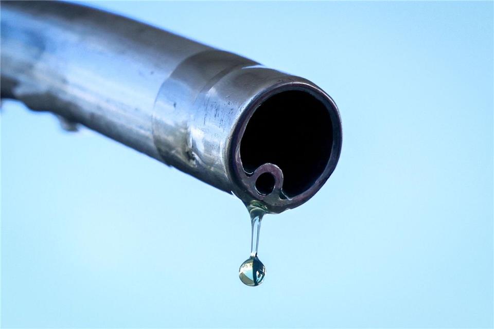Der soll doch in den Tank! Ein Tropfen Benzin an einer Zapfsäule auf dem Weg nach unten. Alain Jocard/AFP/dpa