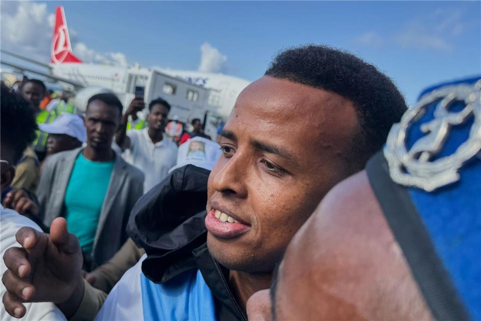Der somalische Schiedsrichter Omar Artan wurde bei der Ankunft in Mogadischu gefeiert.Farah Abdi Warsameh/AP/dpa