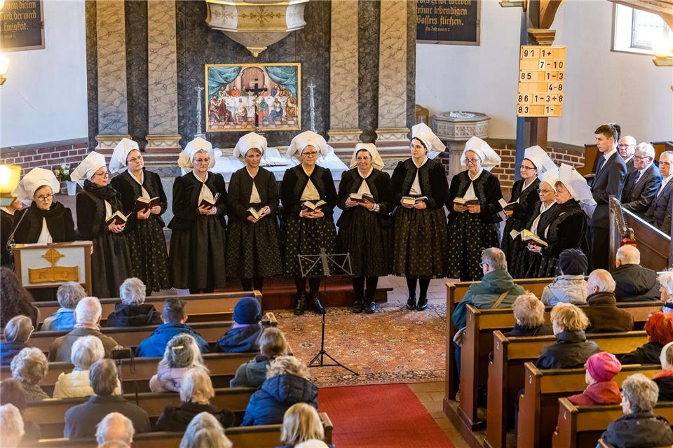Der sorbische Chor „Luzyca“ singt Trauerlieder in der Kirche in Dissen.Frank Hammerschmidt/dpa