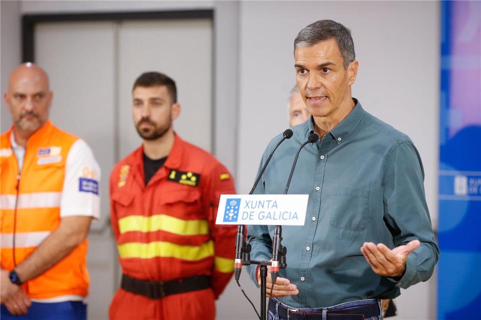 Der sozialistische Politiker besuchte am Nachmittag die besonders betroffenen Provinzen Ourense und León und sicherte umfassende Unterstützung zu.Carlos Castro/EUROPA PRESS/dpa
