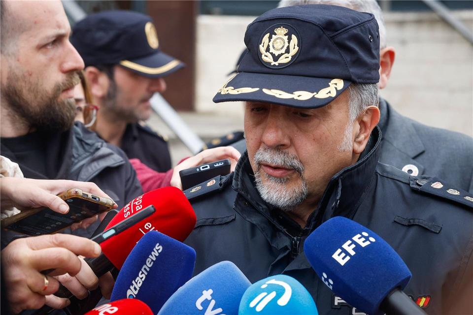 Der spanische Polizist José Carlos Donoso bestätigt, dass der tödliche Brand vorsätzlich gelegt wurde.Tomás Alonso/EUROPA PRESS/dpa