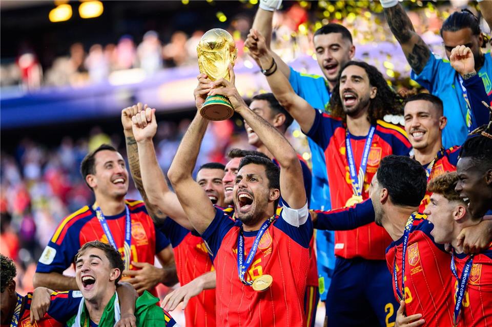 Der spanische Weltmeister-Kapitän Rodri steht Medienberichten zufolge vor einem Wechsel zum FC Barcelona. (Archivbild)Tom Weller/dpa