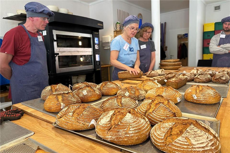 Der spannende Moment: Nach dem Backen schneidet Kursleiterin Verena Rappaport ein Roggen-Sauerteigbrot auf, um das Innere des Brotes - die Krume - zu begutachten.Katja Sponholz/dpa