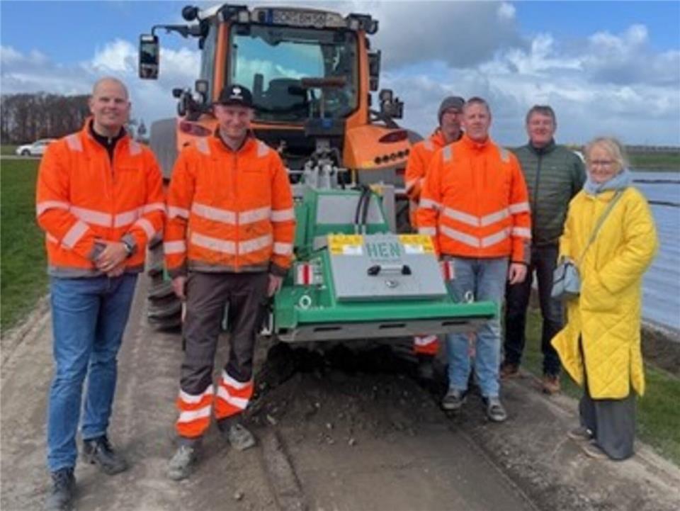 Der städtische Bauhof stellt die neue Wegepflegemaschine vor. Auf dem Foto (von links): Fachbereichsleiter Bauhof Thorben Schulze Dinkelborg, Mitarbeiter des Bauhofes Christian Wedding, Andre Hadder, Andre Spöler, Technischer Beigeordneter Jürgen Kuhlmann sowie Bürgermeisterin Mechtild Schulze Hessing.