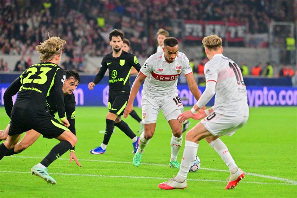 Der starke Leweling (2.v.r) trifft gegen Atlético zum 1:0 für den VfB Stuttgart. (Archivbild)Jan-Philipp Strobel/dpa