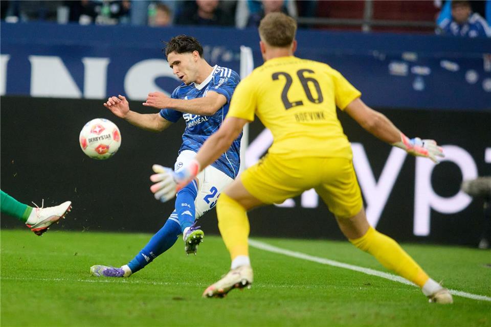 Der starke Schalker El-Faouzi scheitert knapp.Bernd Thissen/dpa