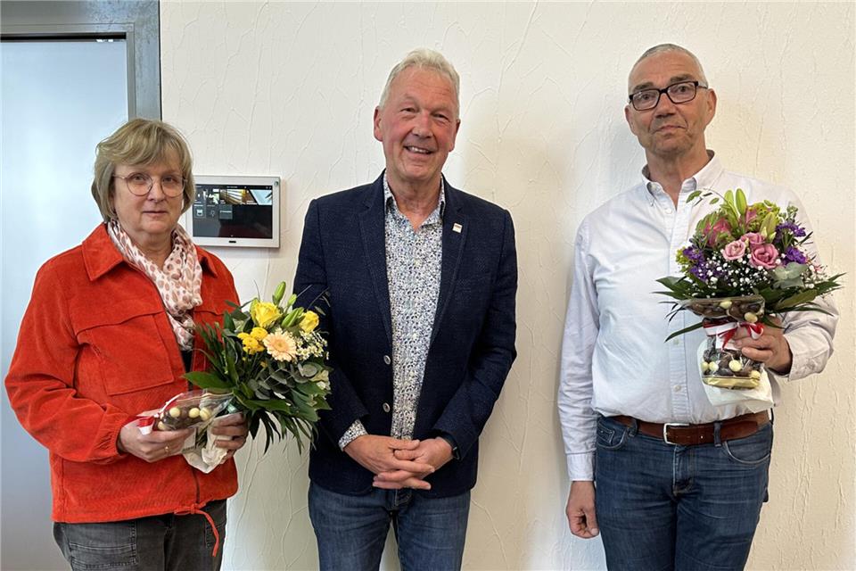 Der stellvertretende Bürgermeister Jürgen Fellerhoff (Mitte) gratuliert den Schiedspersonen Marita Niehoff-Heddier (Bezirk Weseke, Borkenwirthe/Burlo) und Manfred Beckmann (Bezirk Gemen) zur Wiederwahl.