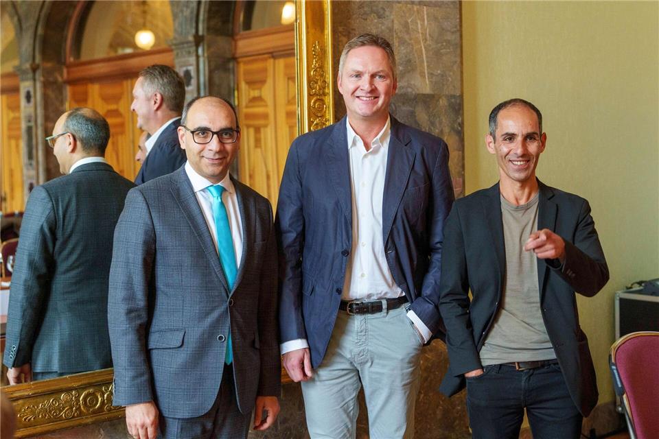 Der stellvertretende Bundesvorsitzende des „Bündnisses Sahra Wagenknecht“, Shervin Haghsheno (links), sowie die beiden frisch gewählten hessischen Landesvorsitzenden Oliver Jeschonnek (Mitte) und Ali Al-Dailami (rechts).Andreas Arnold/dpa