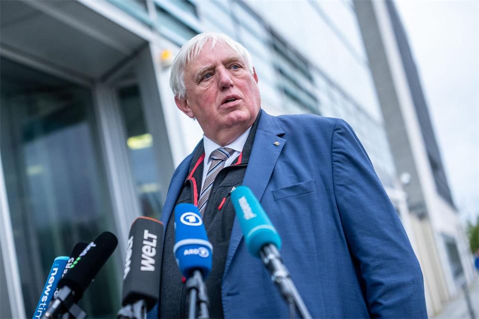 Der stellvertretende CDU-Vorsitzende Karl-Josef Laumann hat sich im Deutschlandfunk zum Pflegestreit geäußert. (Archivbild)Michael Kappeler/dpa
