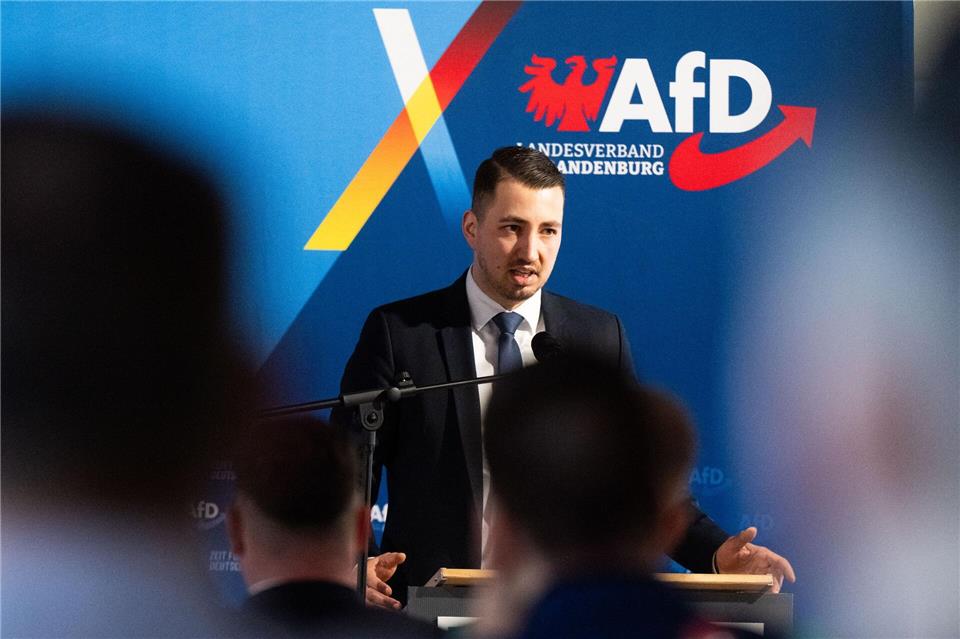 Der stellvertretende Landesvorsitzende der AfD-Jugend Generation Deutschland, Felix Niedermeyer, verteidigt seine Teilnahme an einer Veranstaltung einer rechtsextremistischen Vereinigung. (Archivbild)Christophe Gateau/dpa