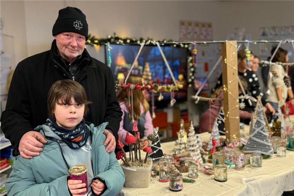 Der stolze Papa Daniel Korte mit seinem Sohn Noah, dem die lila Schneekugel besonders ins Auge fiel.