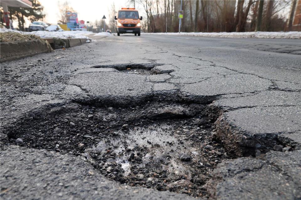 Der strenge Winter hinterlässt durch Frost-Tau-Wechsel viele Schlaglöcher auf den Straßen. (Archivbild)Bernd Wüstneck/dpa