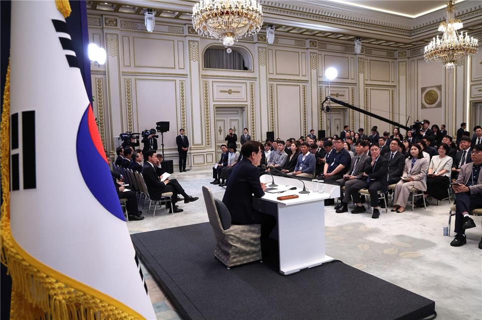 Der südkoreanische Präsident Lee Jae Myung hat zum einjährigen Amtsantritt eine knapp dreistündige Pressekonferenz gegeben.Chung Sung-Jun/Pool Getty Images/AP/dpa