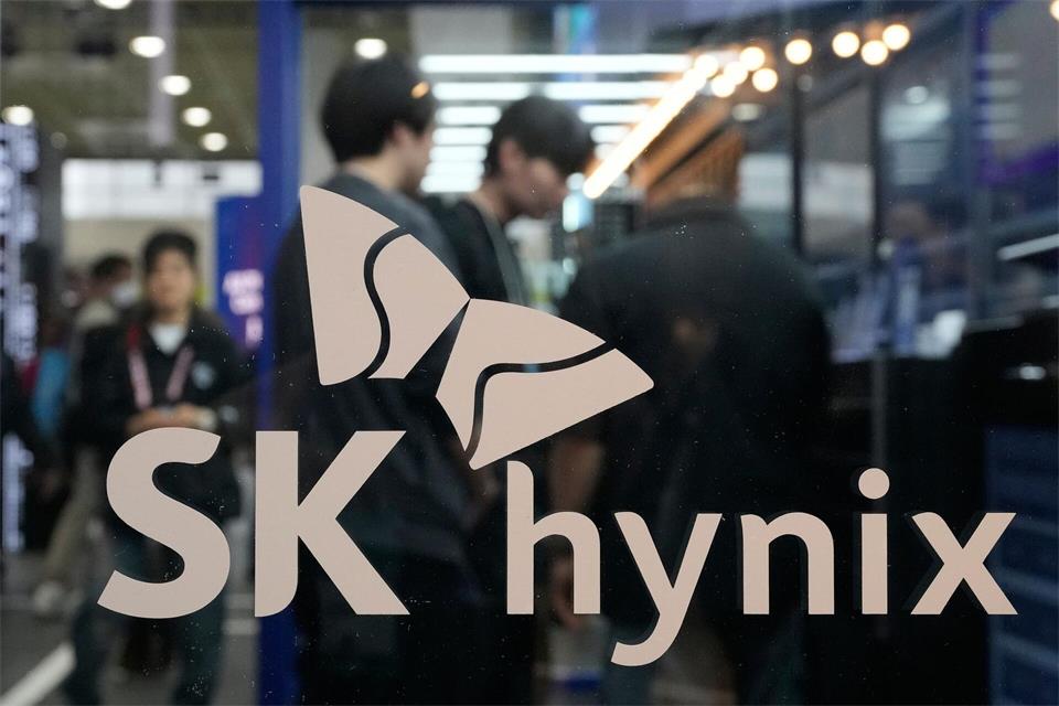 Der südkoreanische Speicherchip-Produzent SK Hynix steht wie nur wenige Unternehmen weltweit für den boomenden KI-Sektor. (Archivbild)Ahn Young-joon/AP/dpa
