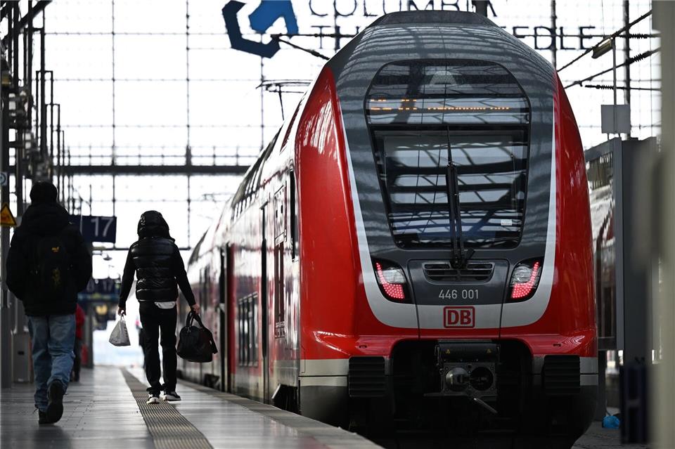 Der tödliche Angriff auf einen Zugbegleiter in einem Regionalzug hat bundesweit Entsetzen ausgelöst. (Archivbild)Michael Brandt/dpa