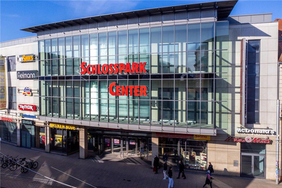 Der tödliche Messerangriff ereignete sich an einem Seiteneingang des Schlosspark Centers in der Schweriner Innenstadt. (Archivbild)Jens Büttner/dpa