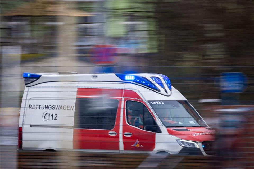 Postbote nach Unfall mit seinem Zustellfahrzeug verstorben Der tödliche Unfall ereignete sich am 10. Dezember in Helmshagen. (Symbolbild)Jens Büttner/dpa