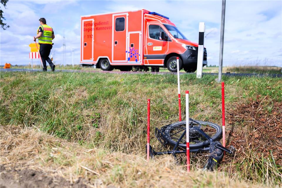 Zusammenstoß mit Motorrad - Pedelecfahrer stirbt Der tödliche Unfall passierte auf der Kreisstraße 204 in der Region Hannover. Julian Stratenschulte/dpa