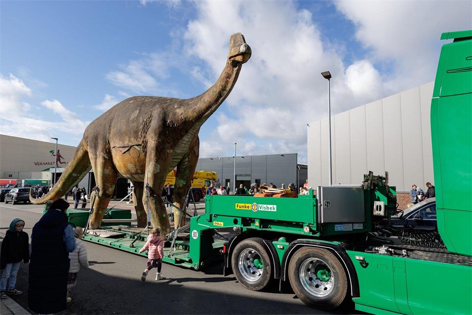 Der tonnenschwere Dinosaurier aus Stahl und Beton bekommt ein neues Zuhause.David Ebener/dpa