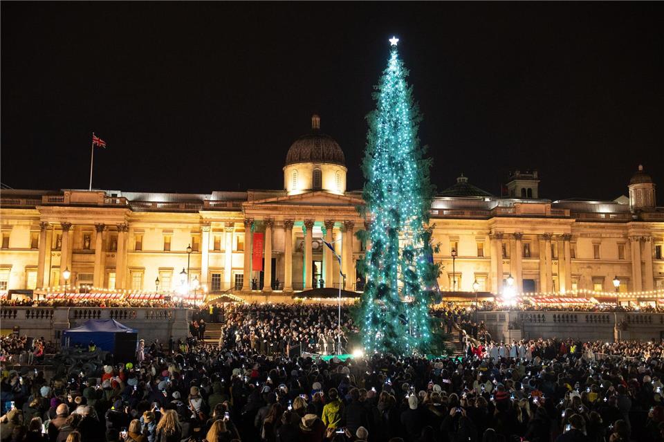 Der traditionell von Norwegen geschenkte Baum 2019 auf dem Trafalgar Square: Über 20 Meter hoch, schlicht dekoriert und ein Symbol der britisch-norwegischen Freundschaft seit 1947. (Archivbild)Dominic Lipinski/PA Wire/dpa
