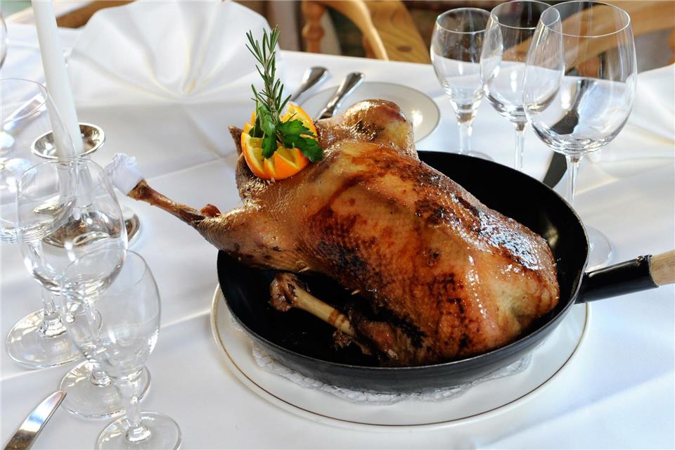 Der traditionelle Gänsebraten zu Sankt Martin wird Experten zufolge nicht viel teurer. (Symbolbild)picture alliance / dpa