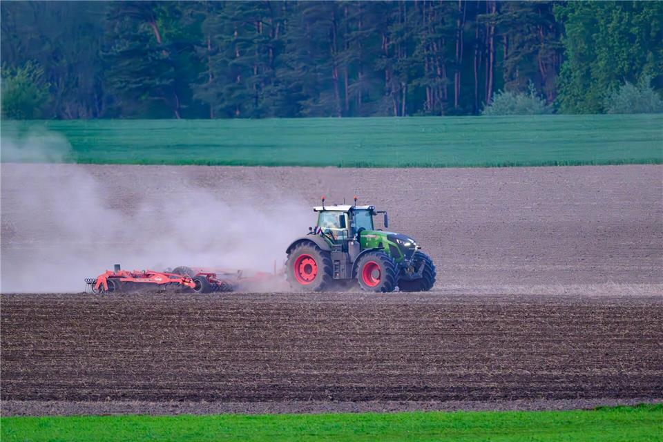Der trockene Boden ist ein echtes Problem für Landwirte. In den vergangenen Wochen hat es in Bayern viel zu wenig geregnet. (Illustration)Patrick Pleul/dpa/ZB