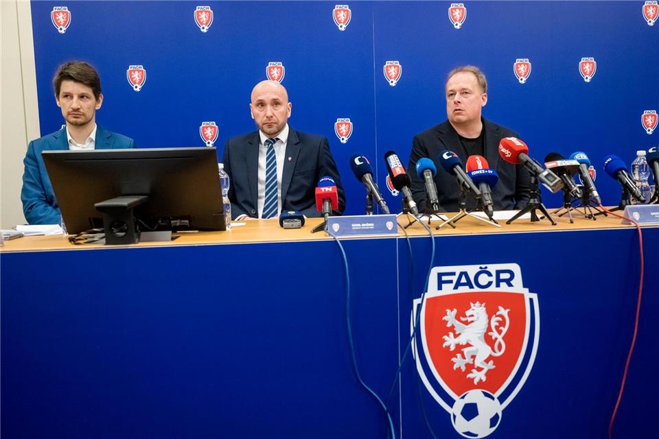 Der tschechische Fußballverband um Präsident David Trunda (r) gibt Details zum Skandal bei einer Pressekonferenz bekannt.·imánek Vít/CTK/dpa