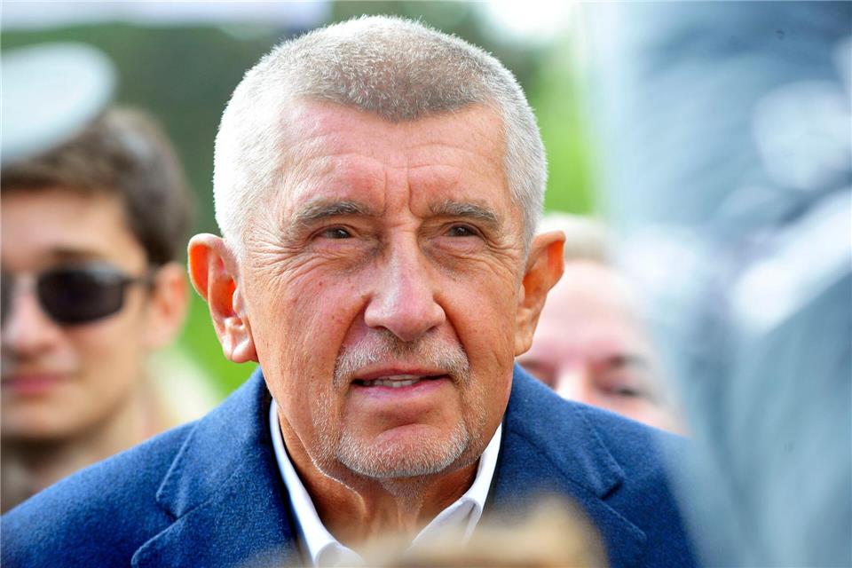 Der tschechische Milliardär und Gründer der Partei ANO, Andrej Babis, bei einem Wahlkampfauftritt im Prager Stadtteil Modrany. Nun will der Ex-Regierungschef mit einem rechten Dreierbündnis zurück an die Macht. (Archivbild)Michael Heitmann/dpa