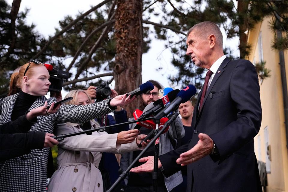 Der tschechische Ministerpräsident Andrej Babis (ANO) spricht mit den Medien, nachdem er bei den Senats- und Kommunalwahlen seine Stimme abgegeben hat.Petr David Josek/AP/dpa
