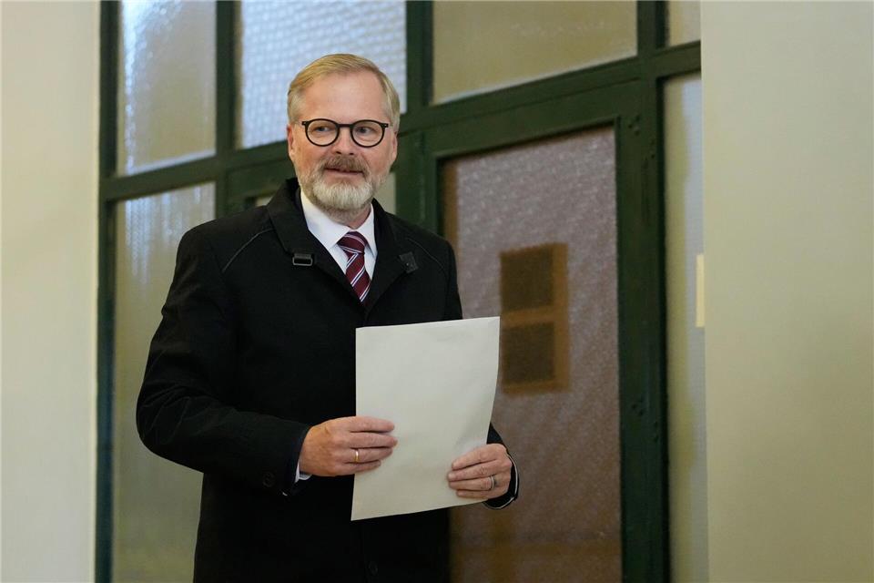 Der tschechische Regierungschef Petr Fiala gibt seine Stimme bei den Parlamentswahlen in einem Wahllokal ab. Nach der Niederlage seiner liberalkonservativen Koalition hat sein Kabinett nun seinen Rücktritt erklärt. (Archivbild)Darko Bandic/AP/dpa