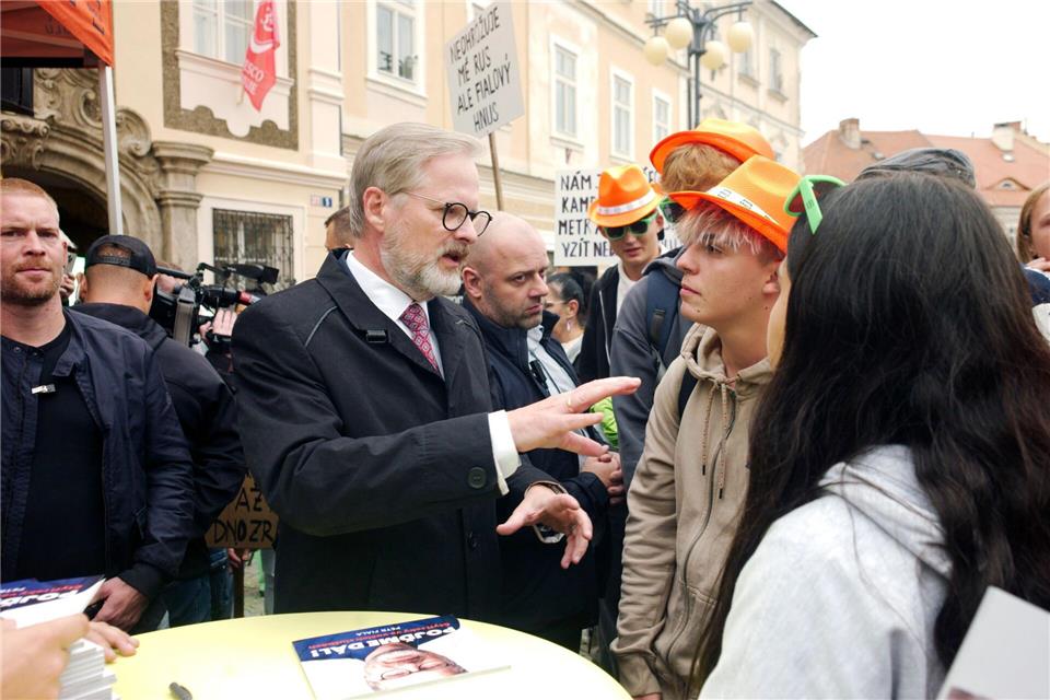 Parlamentswahl in Tschechien hat begonnen Der tschechische Regierungschef Petr Fiala wirbt bei einem Wahlkampfauftritt in der Unesco-Welterbestadt Kutna Hora, rund 60 Kilometer östlich von Prag, um Stimmen. (Archivbild)Michael Heitmann/dpa