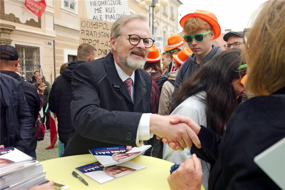 Der tschechische Regierungschef Petr Fiala wirbt bei einem Wahlkampfauftritt in der Unesco-Welterbestadt Kutna Hora, rund 60 Kilometer östlich von Prag, um Stimmen. (Archivbild)Michael Heitmann/dpa