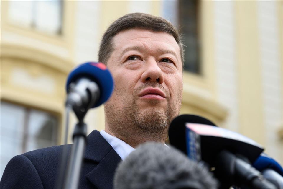 Ultrarechte Partei fordert Minister-Posten in Tschechien Der tschechische SPD-Vorsitzende Tomio Okamura spricht mit Reportern nach einem Treffen mit Präsident Pavel, der ihn zu einer Konsultation nach den Wahlen eingeladen hatte.Kamaryt Michal/CTK/dpa