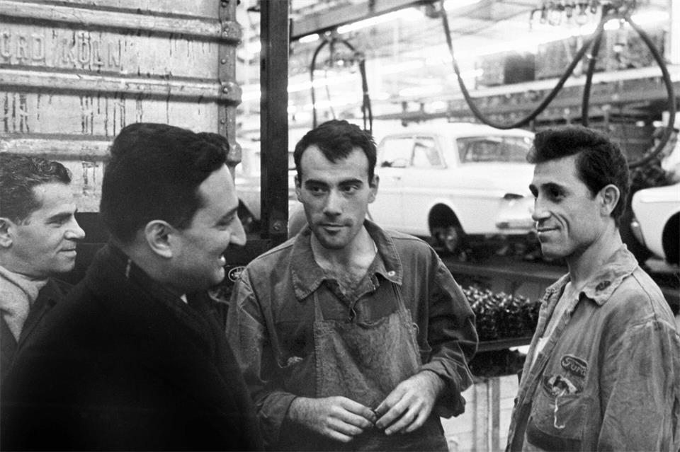 Der türkische Arbeitsminister Bülent Ecevit spricht 1964 bei Ford in Köln mit dort beschäftigen Landsleuten. Neun Jahre später sollten türkische Arbeiter im Kölner Ford-Werk in einen Streik treten. (Archivbild) picture alliance / dpa