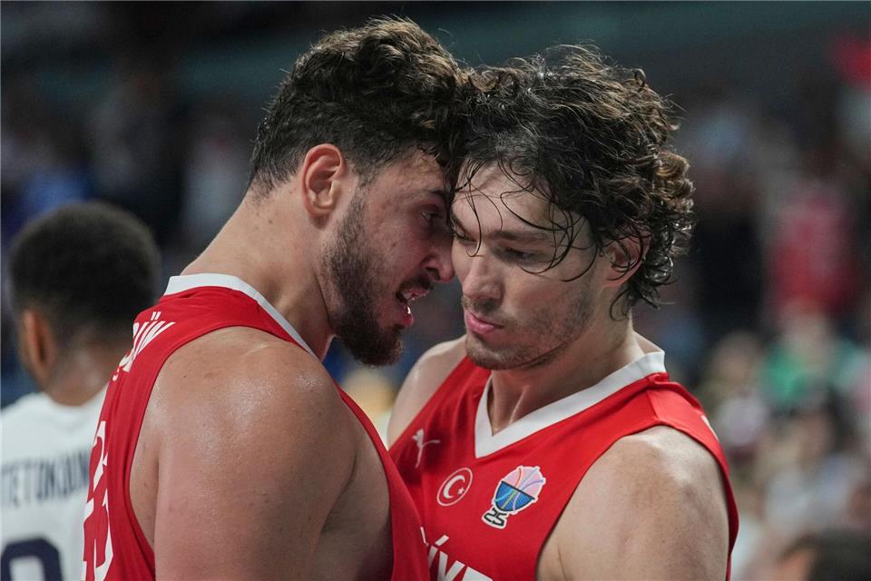 Der türkische NBA-Star Alperen Sengun (l) fordert im EM-Finale die deutschen Basketballer.Sergei Grits/AP/dpa