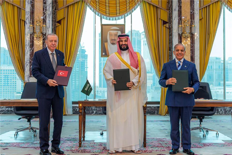 Der türkische Präsident Erdogan (l), Saudi-Arabiens Kronprinz Salman (M) und der pakistanische Premier Sharif unterzeichneten den Pakt in Mekka.-/Saudi Press Agency/AP/dpa