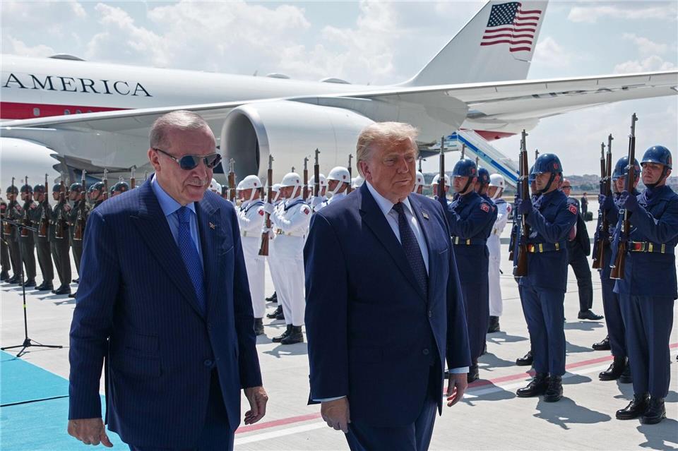 Der türkische Präsident Recep Tayyip Erdogan empfing seinen US-Kollegen Donald Trump direkt am Flugzeug.Alex Brandon/AP/dpa