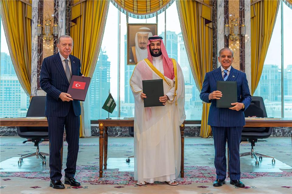 Der türkische Präsident Recep Tayyip Erdogan (l), der saudische Kronprinz Mohammed bin Salman (M) und Pakistans Ministerpräsident Shehbaz Sharif unterzeichneten den Verteidigungspakt in Mekka.-/Saudi Press Agency/AP/dpa