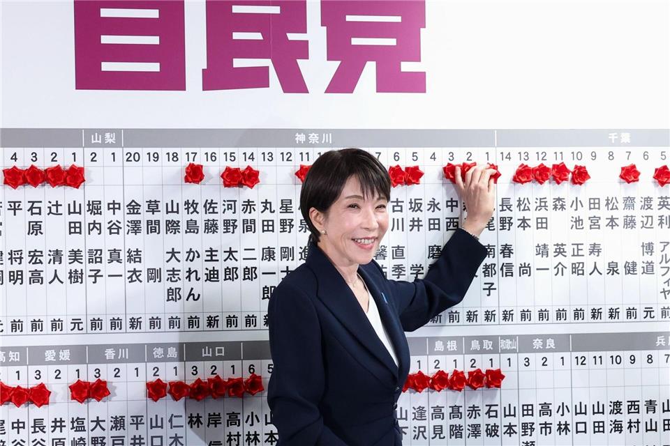 Der überragende Sieg ihrer Partei verschafft Regierungschefin Takaichi enorme Macht. Kim Kyung-Hoon/Reuter Pool/AP/dpa