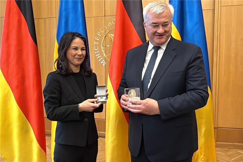 Baerbock verlangt von Putin Waffenruhe ohne Vorbedingungen Der ukrainische Außenminister Sybiha hat seiner Kollegen eine Verdienstmedaille überreicht.J�rg Blank/dpa