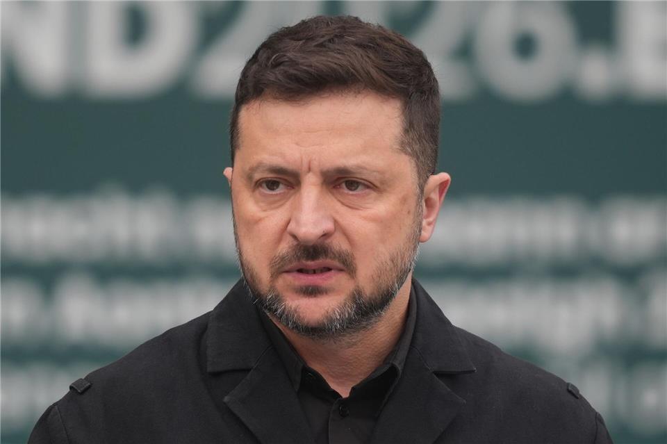 Der ukrainische Präsident Selenskyj fordert weitere Hilfe bei der Flugabwehr gegen die russischen Raketen. (Archivbild)Niall Carson/PA Wire/dpa