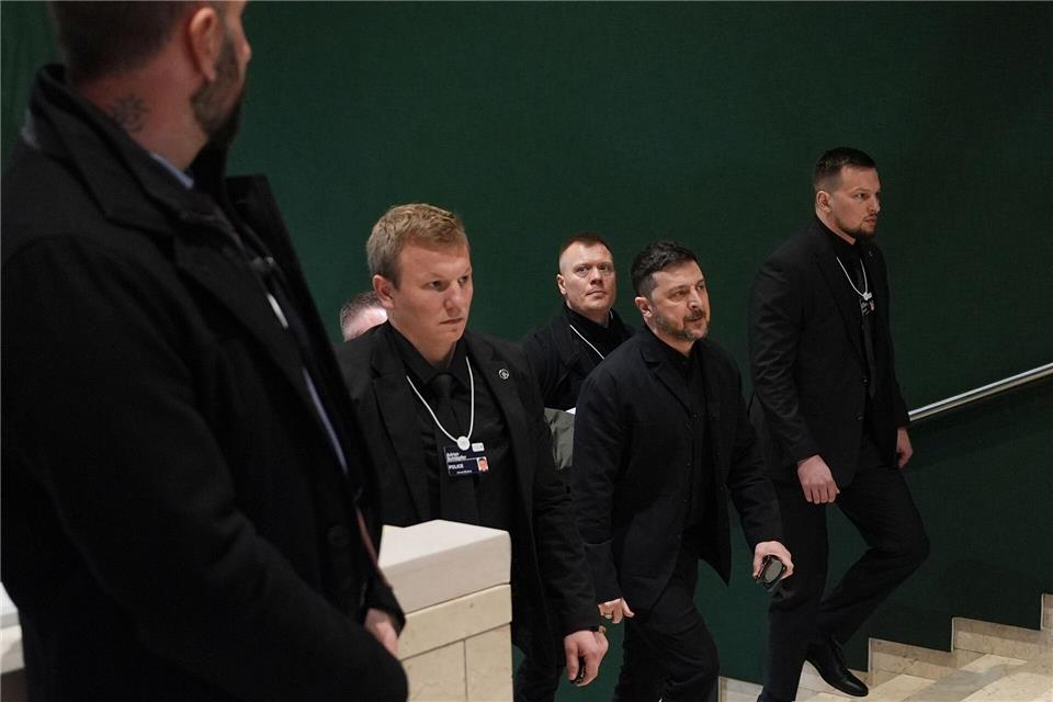 Der ukrainische Präsident Selenskyj in Davos, wo er sagte, dass Vertreter der USA, der Ukraine und Russlands über Bedingungen für ein Ende des Ukraine-Krieges reden wollen.Evan Vucci/AP/dpa