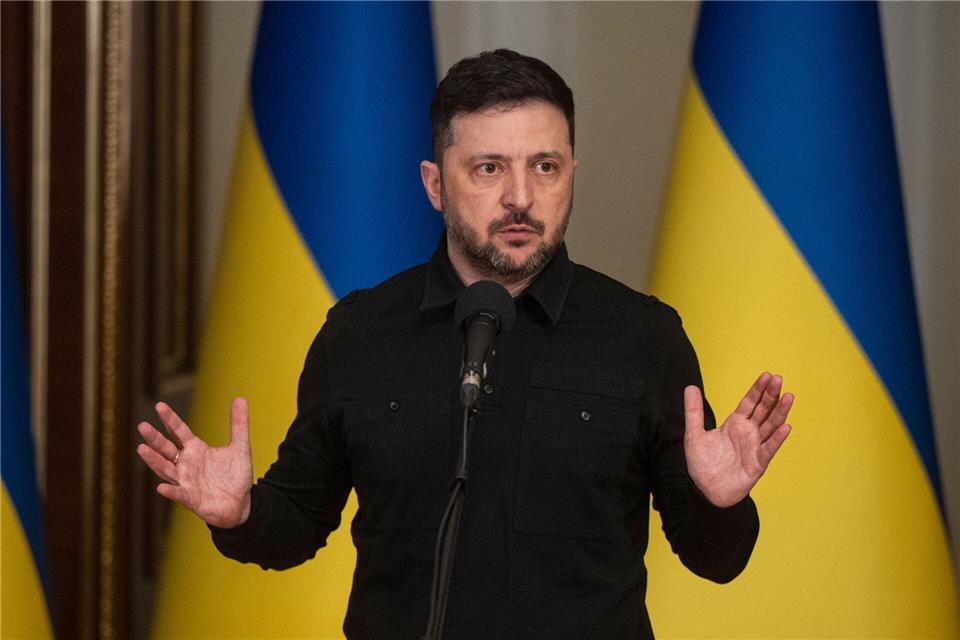 Der ukrainische Präsident Selenskyj will am Donnerstag eine Entscheidung zu möglichen weiteren Schritten treffen. Danylo Antoniuk/AP/dpa
